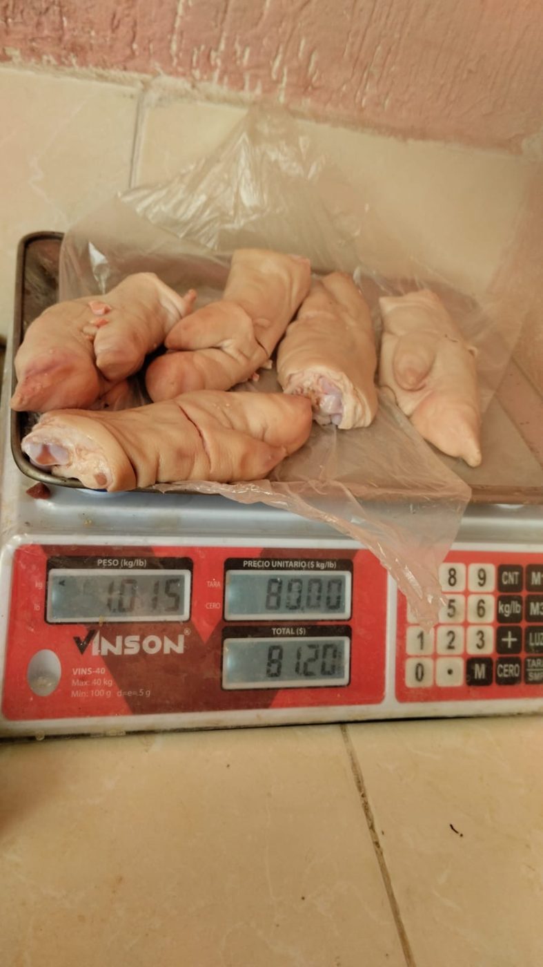 Piezas de cerdo en báscula