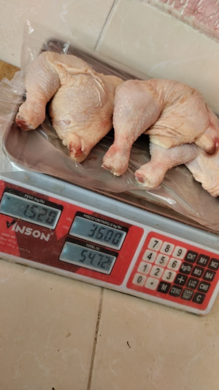 Pollo entero en báscula en Carnicería El Maná